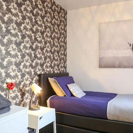 Perfect Central City Location - Parking - 3 Beds - 2 Bedrooms Belfast Kültér fotó