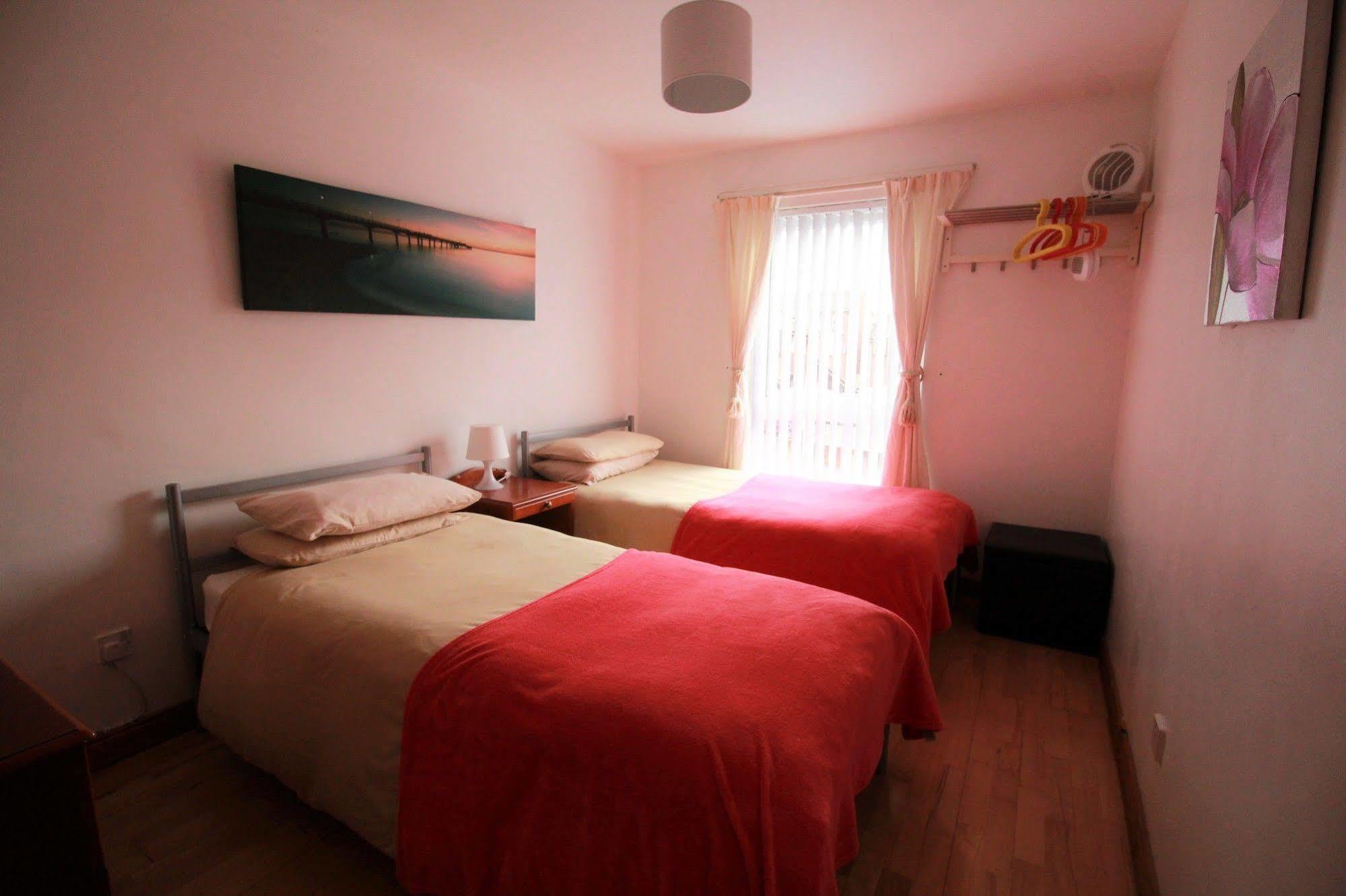 Perfect Central City Location - Parking - 3 Beds - 2 Bedrooms Belfast Kültér fotó