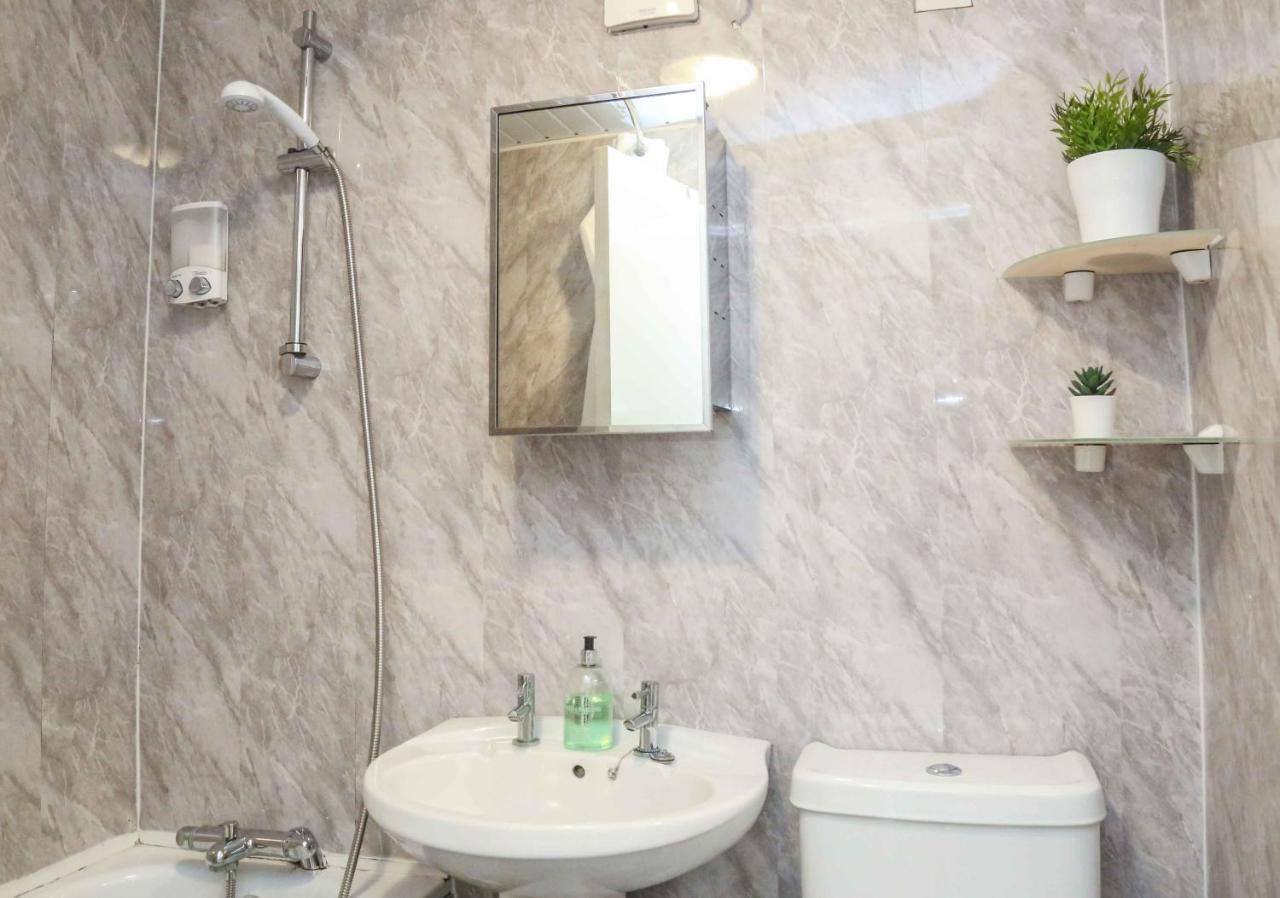 Perfect Central City Location - Parking - 3 Beds - 2 Bedrooms Belfast Kültér fotó