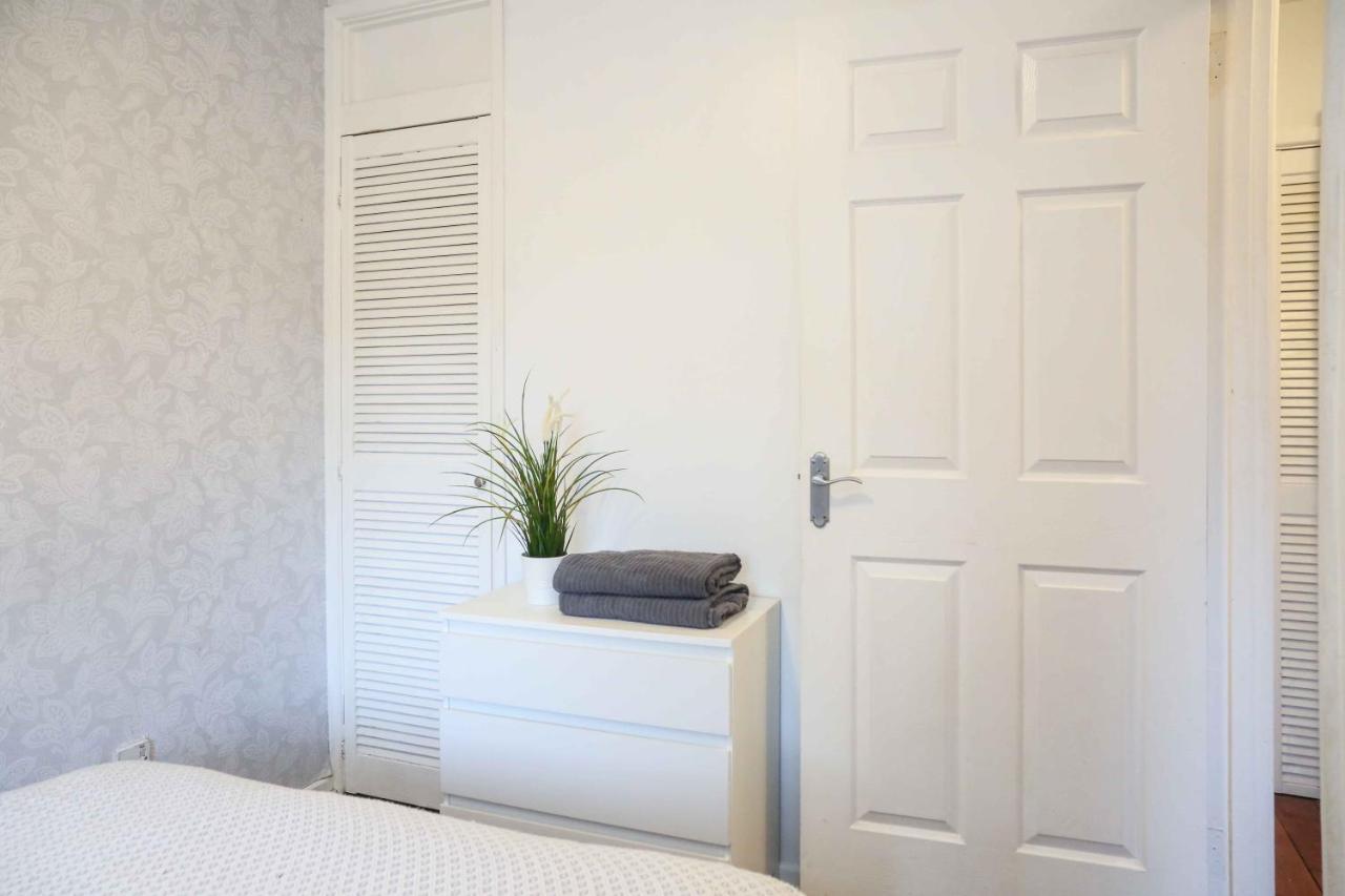 Perfect Central City Location - Parking - 3 Beds - 2 Bedrooms Belfast Kültér fotó