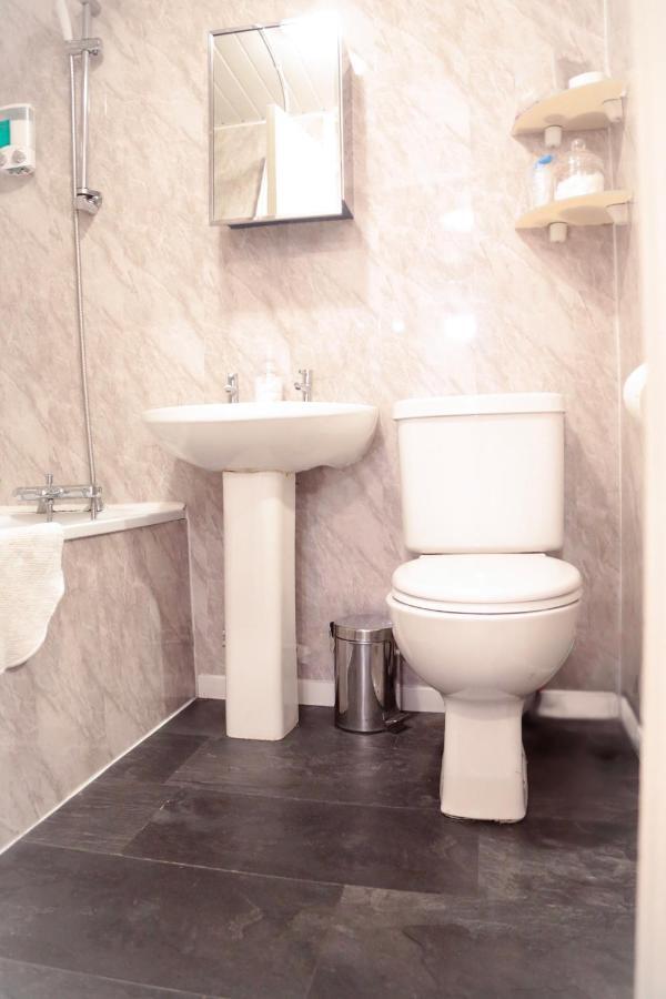 Perfect Central City Location - Parking - 3 Beds - 2 Bedrooms Belfast Kültér fotó